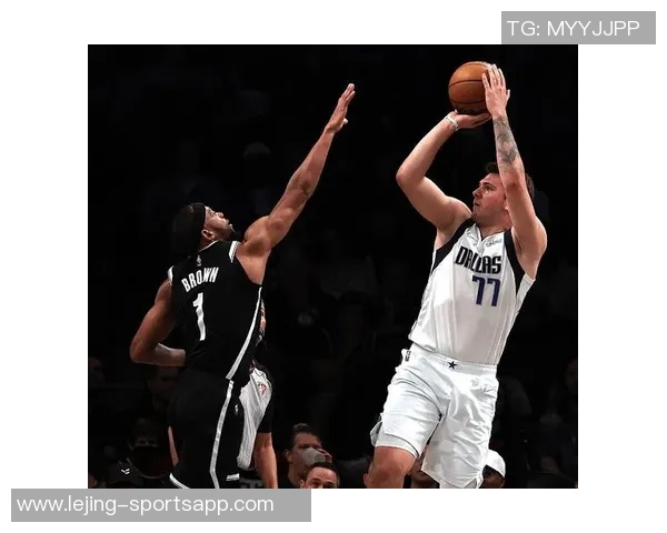 东契奇后撤步三分绝杀庆祝时刻与老队友小乔丹击掌共庆辉煌 东契奇后撤步三分绝杀庆祝时刻与老队友小乔丹击掌共庆辉煌