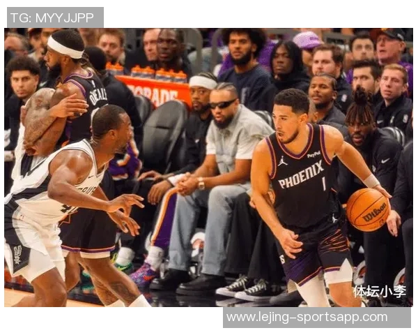 布克遭遇严密防守表现低迷18投仅4中贡献10分16助攻却有9次失误