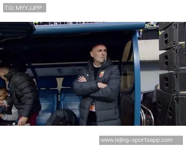 张琳芃与林加德场上冲突激烈主裁判果断出示黄牌警告两人 张琳芃与林加德场上冲突激烈主裁判果断出示黄牌警告两人